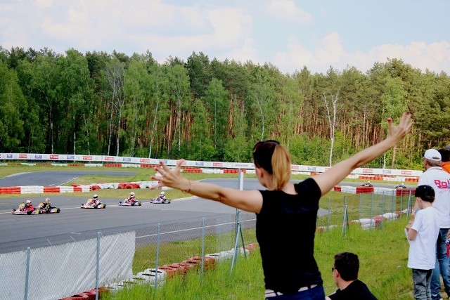 Adrenalina, prędkość, emocje, sportowa walka - zapowiadali organizatorzy Rok Cup Poland.  To wszystko można było zobaczyć w ten weekend na torze w Zielonej Górze Starym Kisielinie.  W pucharze, który  2003 roku skupia zawodników różnych kategorii wiekowych wystartowało kilkudziesięciu Rokkersów. O puchar zawalczyli najlepsi kartingowcy w Polsce!  Oprócz licencjonowanych zawodników mogliśmy zobaczyć także młodziutkich adeptów sportu kartingowego, którzy nie posiadają licencji. - Uczestnicy wyścigów pokazowych uczą się zasad oraz rywalizacji fair play. Najmłodszy z nich ma zaledwie 5 lat!- tłumaczą organizatorzy. Wyścigowy weekend na WallraV Racing Center rozpoczęły treningi wolne. W sobotę, 18 maja, odbyły się kwalifikacje, a w niedzielę, 19 maja, wyścigi finałowe i dekoracja zwycięzców rundy. Zobaczcie, co działo się na torze w ostatni dzień zawodów. WIDEO: Gokarty wchodzą w erę elektryczności. Jeden z takich pojazdów stworzyli łódzcy inżynierowie (lektor)źródło: TVNTurbo/x-news