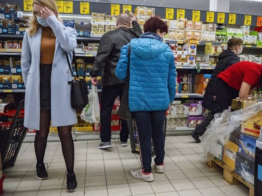 Od soboty do sklepów będzie mogła wejść jedna osoba na 10 m...