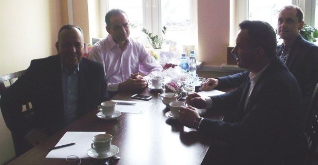 Przedsiębiorcy z Arabii Saudyjskiej (z lewej) spotkali się z władzami gminy Włoszczowa: burmistrzem Grzegorzem Dziubkiem i skarbnikiem Dariuszem Górskim.
