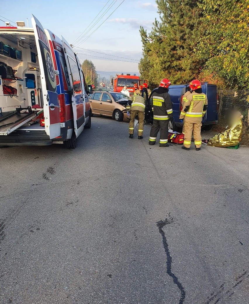 Wypadek w Modlnicy. Zderzenie czołowe dwóch pojazdów i dwie osoby poszkodowane