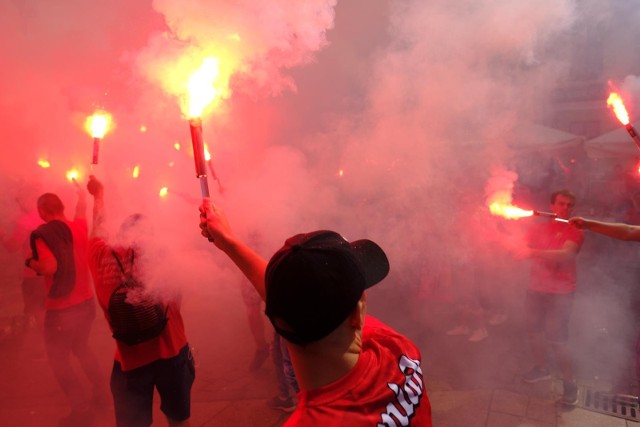 Mimo zapowiedzi w poniedziałek (12 lipca) przed Sądem Okręgowym w Łodzi, nie doszło do ogłoszenia wyroku w sprawie pseudokibiców oskarżonych o organizację brutalnych starć między kibolami. Sąd ponownie otworzył przewód sądowy, a ogłoszenie wyroku odroczył do września. CZYTAJ DALEJ NA KOLEJNYM SLAJDZIE>>>