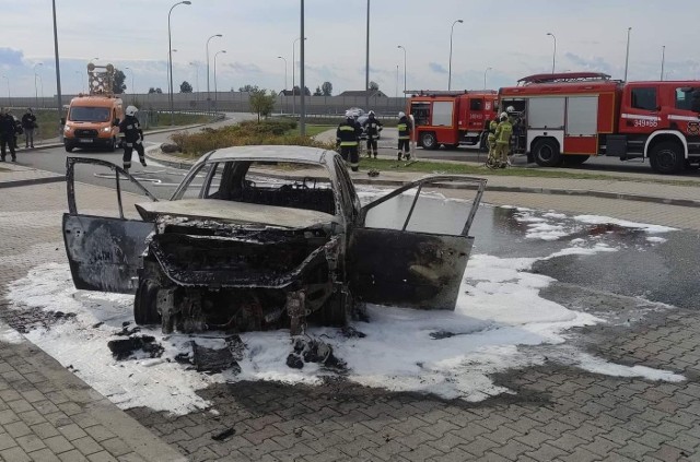 Pożar samochodu na MOP-ie w Kamionkach Dużych