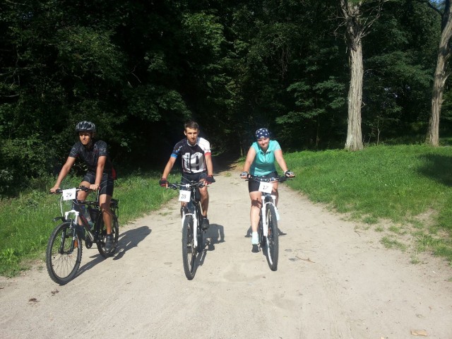 Wyprawy rowerowe to wielka pasja studentów z „MTB Kraków” (od lewej: Adrian, Mateusz i Paulina)