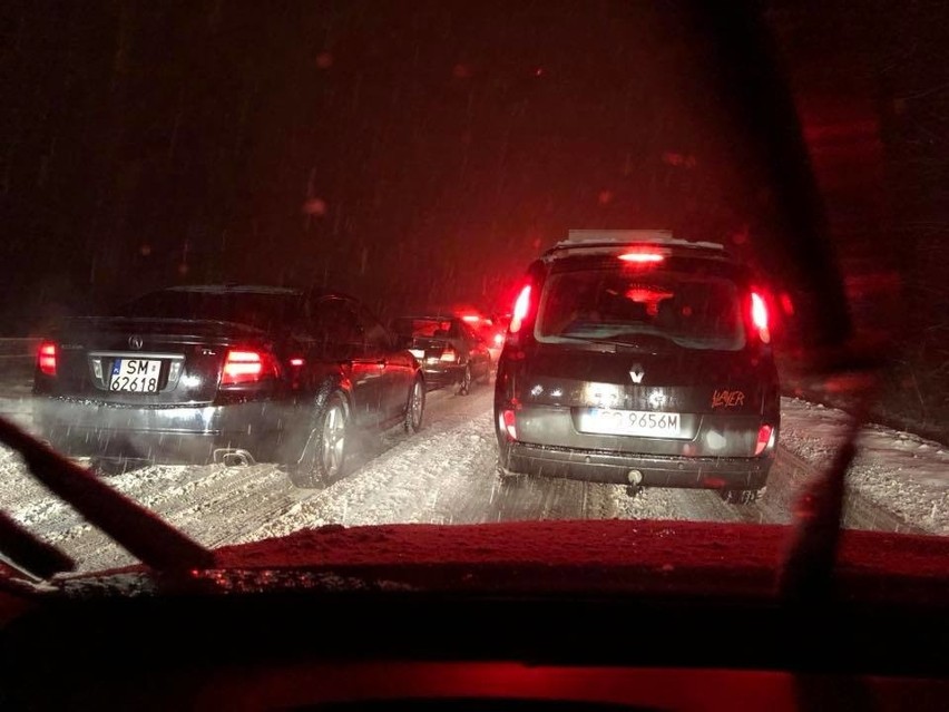 DK81 w Pawłowicach zablokowana. Tiry nie mogą podjechać pod wiadukt AKTUALIZACJA Fatalne warunki na drogach