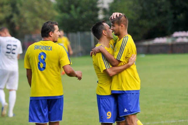 Wojciech Scisło i Mateusz Fiks zdobyli po golu, a "Swora" wygrała 2-1