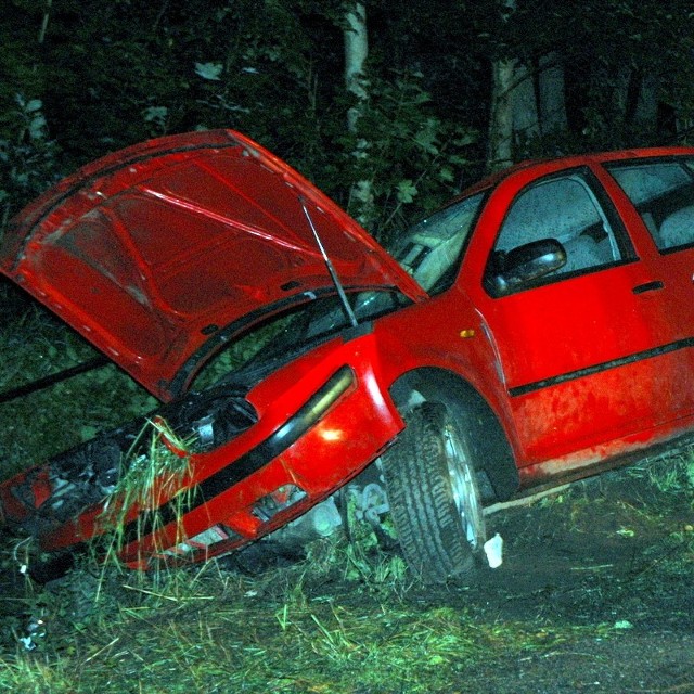 Volkswagen golf wypadł z trasy i uderzył w słup telefoniczny. Pasażerka pojazdu nie przeżyła wypadku.