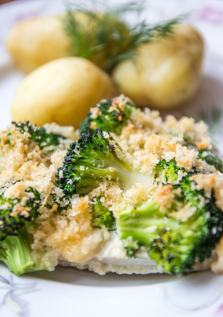Ryba z brokułami pod chrupiącą kruszonką.