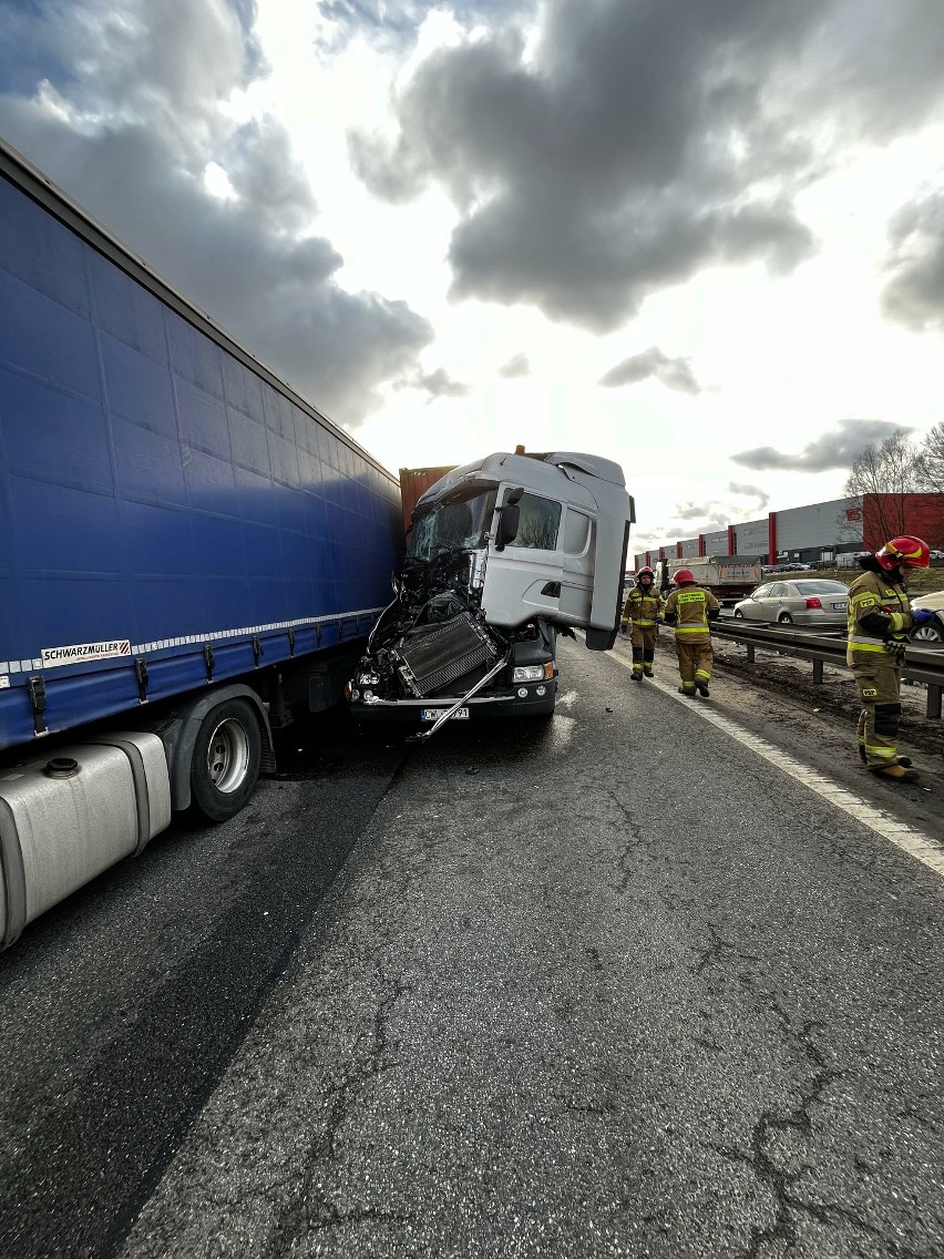 Wypadek na Obwodnicy Trójmiasta. Zderzenie trzech ciężarówek. Są poszkodowani! Utrudnienia w ruchu w kierunku Gdyni