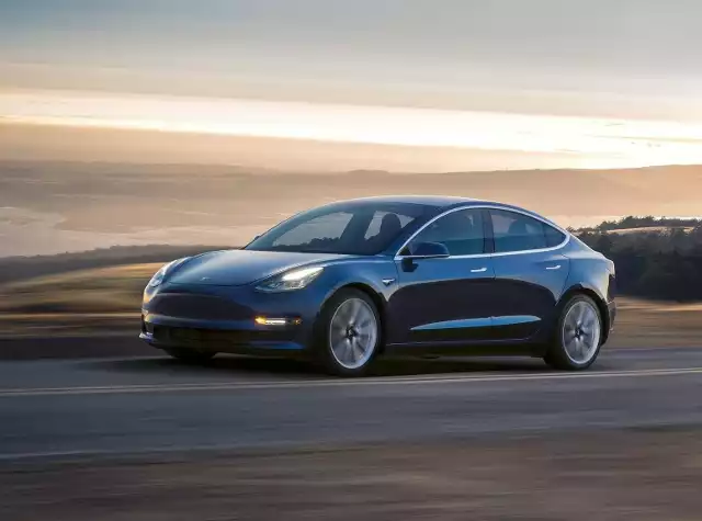 Tesla Model 3 to samochód elektryczny, który wprowadza do świata Tesli i elektryków. Może mieć czasem problemy z jakością (nie każdy model), ale ma świetne wyposażenie z nowymi i interesującymi technologiami. Czy warto zainwestować w ten model? Jeśli uda się znaleźć zadbany egzemplarz bez podejrzanej przeszłości, auto odwdzięczy się sporą frajdą z jazdy oraz obcowania z nowoczesnymi gadżetami.