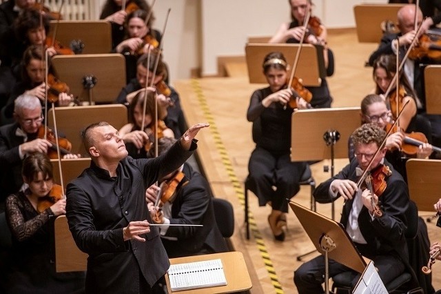 Sebastian Perłowski poprowadzi Orkiestrę Filharmonii Krakowskiej podczas dwóch ostatnich dni Festiwalu 4 Tradycji