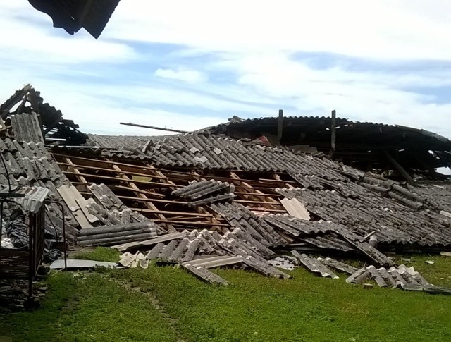 Pani Monika nadesłała zdjęcia zburzonej stodoły. Obraz zatrważa.