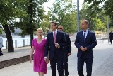 Premier Morawiecki na spacerze we Wrocławiu [ZDJĘCIA]