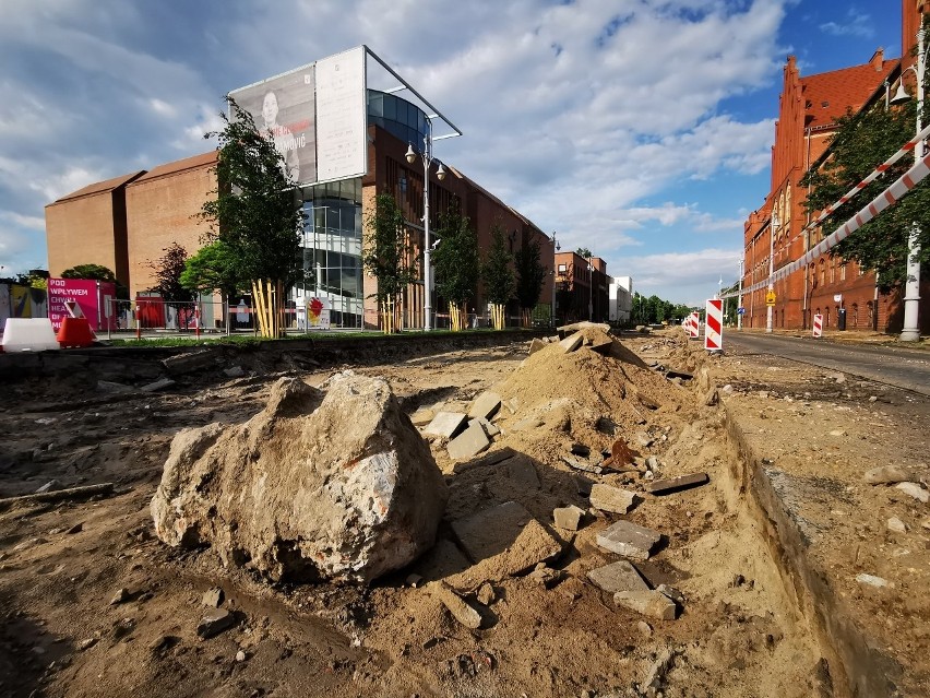 - Na miejskim  placu budowy w centrum, popołudniami nie...