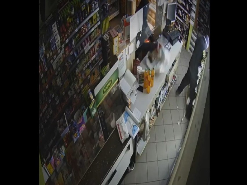 Włamanie i kradzież w sklepie w Lęborku. Właścici wyznaczył nagrodę za wskazanie sprawców. Jest nagranie z monitoringu