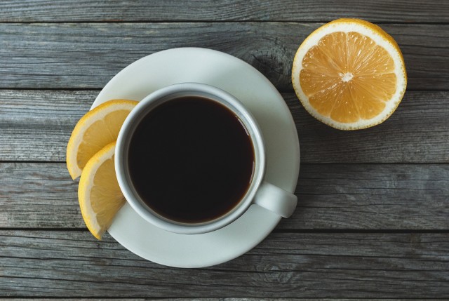 Kawa z cytryną może być ciekawą alternatywą dla kawy, którą zwykle pijesz. Ma egzotyczny, kwaśno-gorzki smak, który pobudza i orzeźwia.