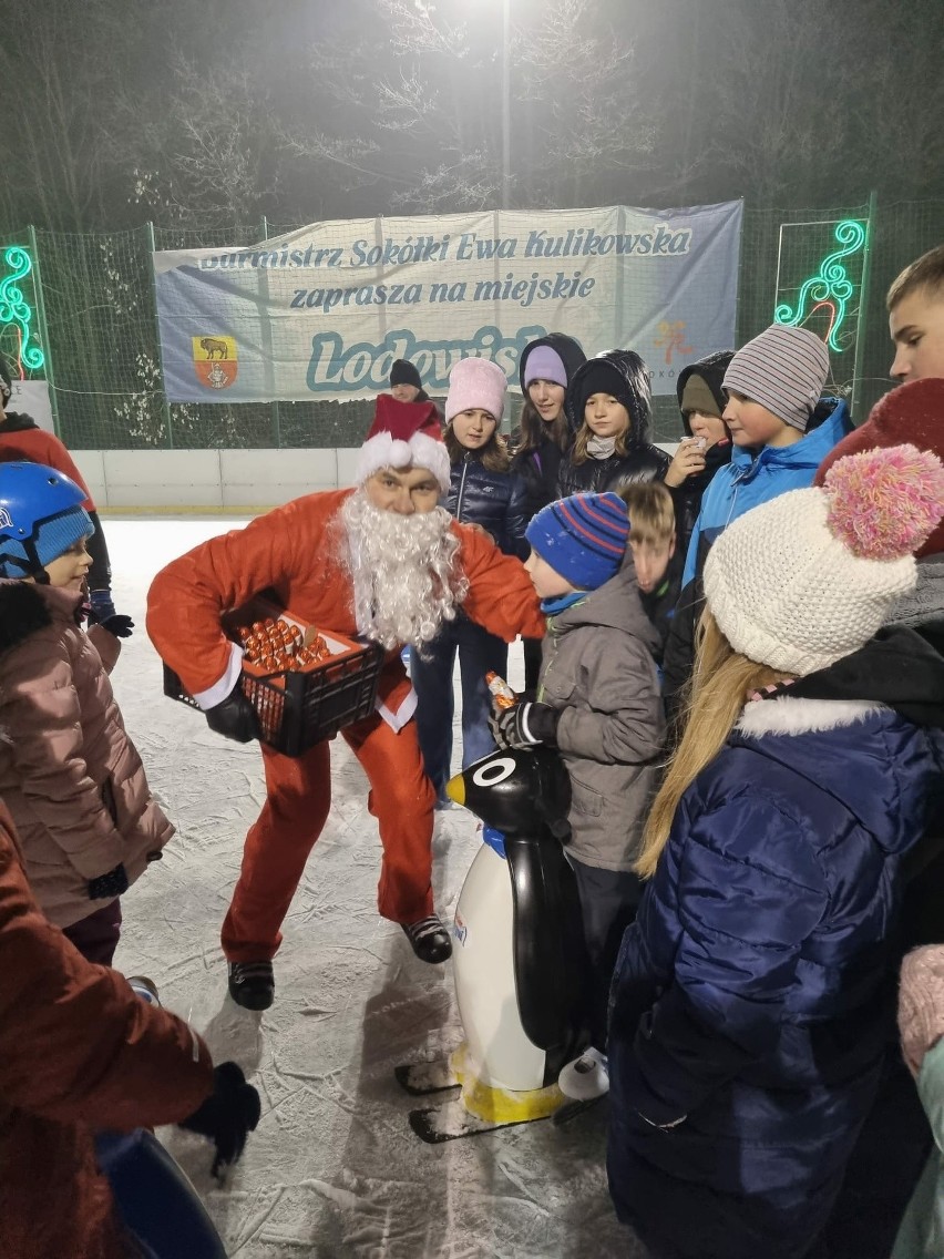 Mikołajkowa zabawa na lodowisku w Sokółce