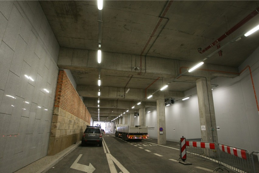 Zniknęła ściana oddzielająca parking pod NFM od tunelu prowadzącego w ul. Zamkową