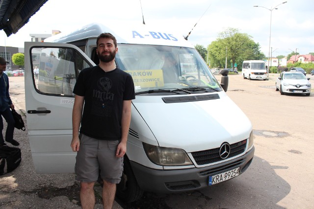 Sebastian Mastalski podróżuje busem z Chrzanowa do Krakowa. Obawia się zmian i zamieszania