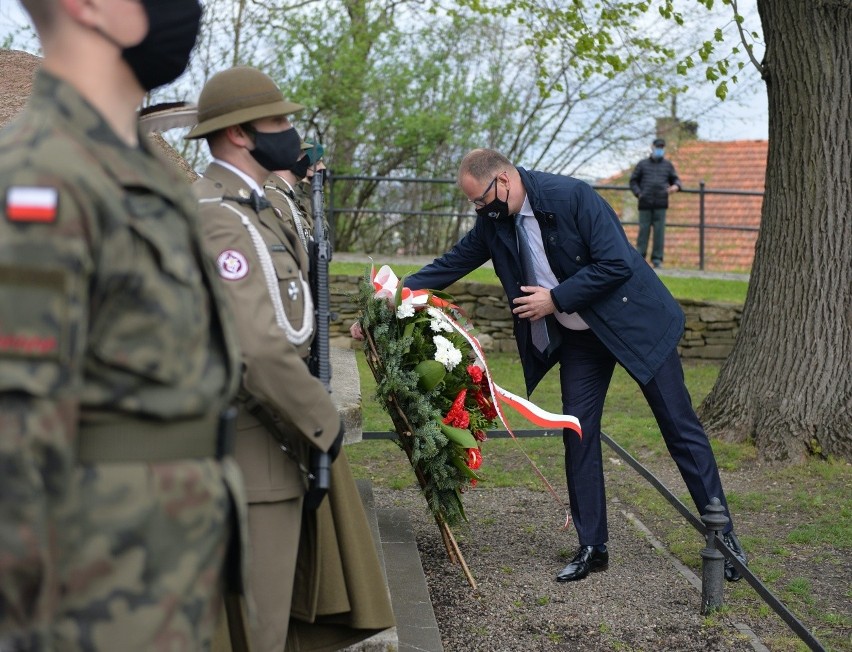 230. rocznica uchwalenia Konstytucji 3 Maja w Przemyślu. Złożono kwiaty przy obelisku upamiętniającym twórców Konstytucji [ZDJĘCIA]