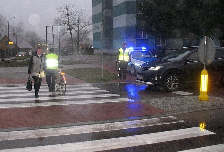 Policja zatrzymuje pieszych na ulicach. Wypisują mandaty za brak odblasków (zdjęcia)