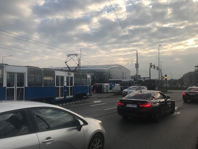 Wypadek na Rondzie Grunwaldzkim. Karetka zderzyła się z autobusem