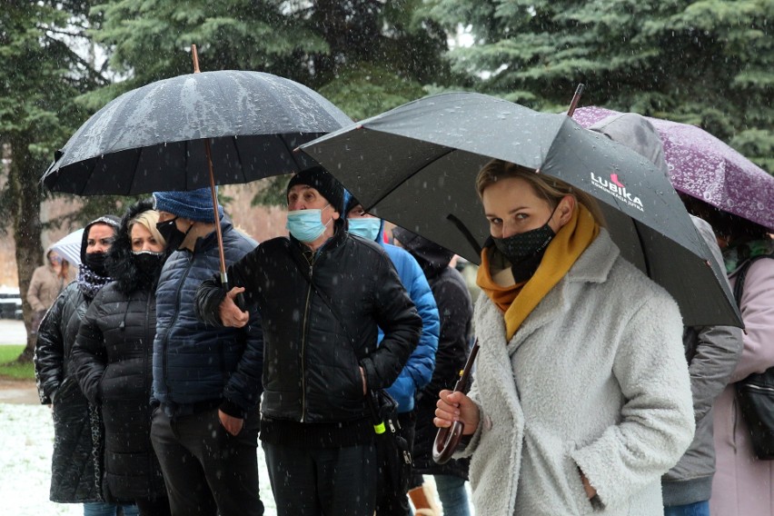 Przy Metalurgicznej w Lublinie chcą przerabiać odpady plastikowe. Mieszkańcy są na „nie”: 90 metrów od hali stoją bloki – argumentują