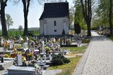 Policja wyjaśnia, dlaczego na pogrzeb w Długomiłowicach przyszło aż 14 osób. Jest postępowanie. "Sprawa nie zostanie szybko zakończona"