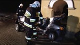 Wóz strażacki jadący do pożaru zmiażdżył seicento. Dwie osoby nie żyją (FILM)