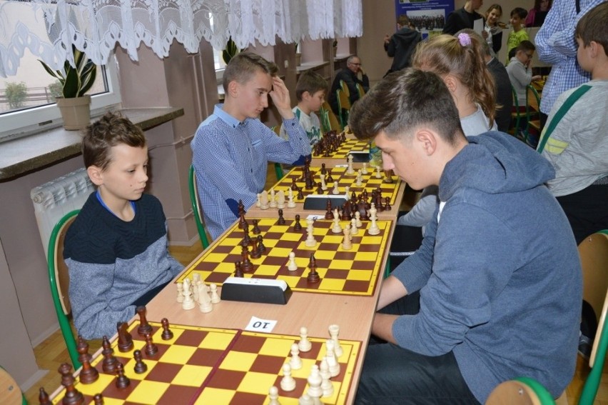 74 osoby rywalizowały w Staszowie w I Mikołajkowym Międzypokoleniowym Turnieju Szachowym 
