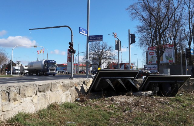 Jak przekonuje Miejski Zarząd Dróg i Komunikacji w Radomiu, sygnalizacja na skrzyżowaniu ulic Zbrowskiego i Struga miała zostać oddana do użytku pod koniec marca, ale jeszcze trwają tam ostatnie prace.- Spodziewamy się, że niebawem roboty się zakończą - mówi Dawid Puton, rzecznik miejskiego zarządu.