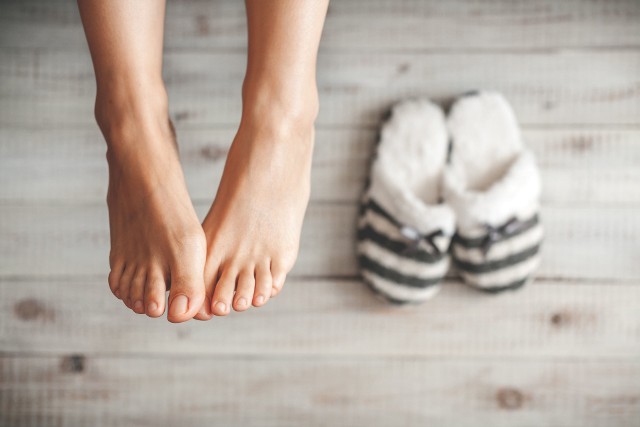Choroby paznokci dotykają znacznie częściej stóp niż dłoni. Mogą obejmować jedną płytkę, ale mogą również zaatakować pozostałe paznokcie. Najbardziej powszechną dolegliwością, która rozwija się na płytkach paznokciowych stóp jest grzybica.