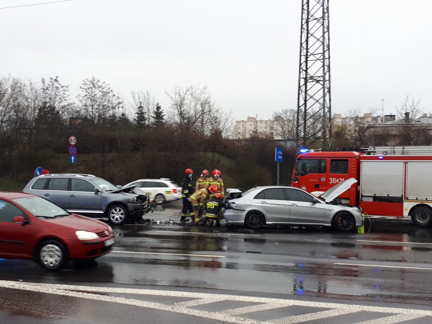 Wypadek na na Retkini w Łodzi. Zderzenie dwóch aut. Na miejscu jest straż pożarna ZDJECIA  16.04.2021