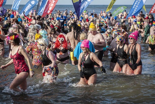 Na zloty morsów do Mielna przyjeżdżają tysiące miłośników kąpieli w zimnych falach Bałtyku