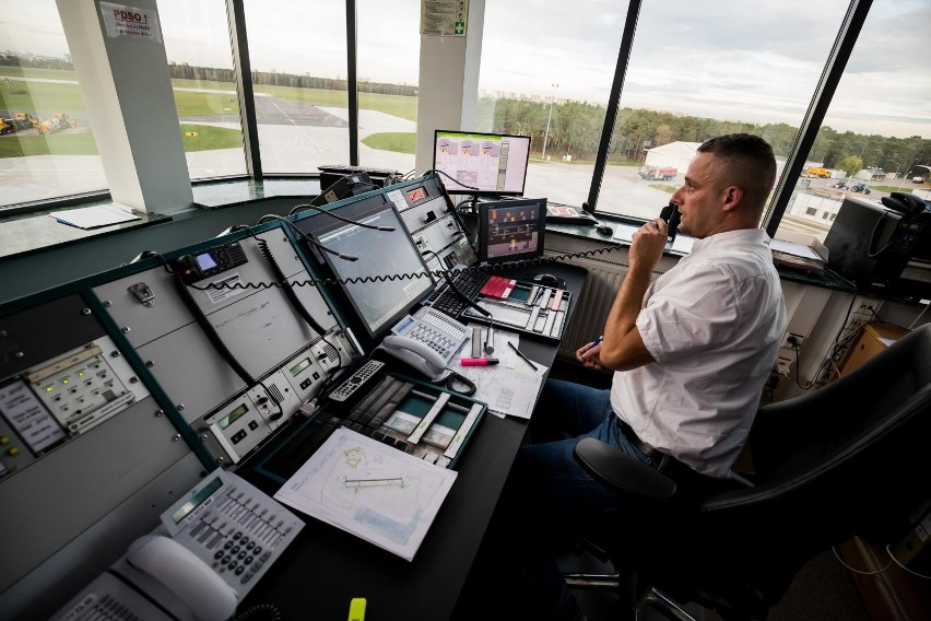Informator Robert Sobiesiak na wieży kontroli lotów czuwa...