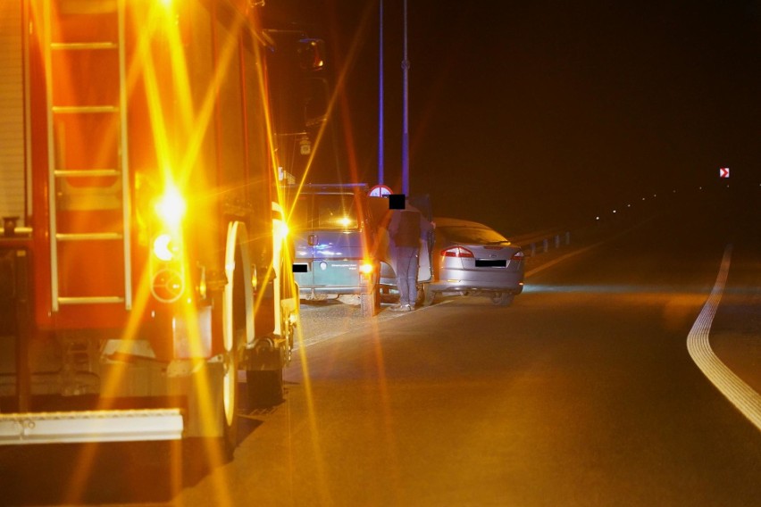 Wypadek na węźle Szubin Północ na S5 w Kujawsko-Pomorskiem. Osobowy ford wbił się w barierki ochronne [zdjęcia]