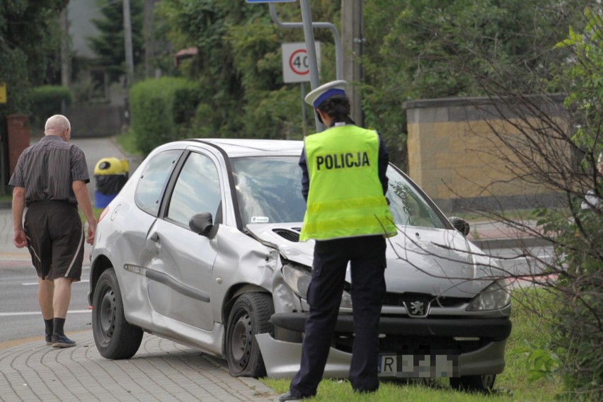 Wypadek przy Orlenie w Tarnobrzegu. W zderzeniu samochodu z motocyklem ranny motocyklista (ZDJĘCIA)