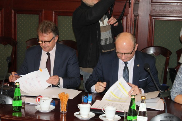 Umowę partnerską podpisują od lewej : Andrzej Siemianowski, wicestarosta oraz Mirosław Graczyk, starosta toruński