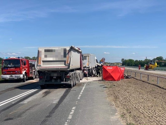 Tragedia na drodze krajowej nr 5 w Niewieścinie (powiat świecki). Zderzyły się dwie ciężarówki, samochód osobowy i bus. Cztery osoby nie żyją.