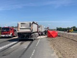 Makabryczny wypadek na trasie Bydgoszcz - Świecie. Samochód zmiażdżony między ciężarówkami [zdjęcia]