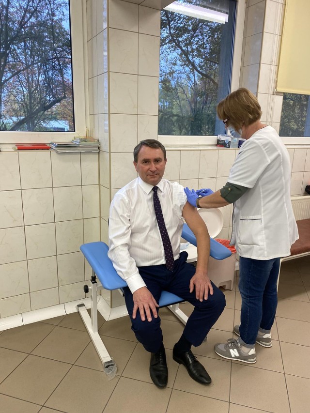 Dyrektor Marek Kos, który w ostatnich dniach sam przyjął czwartą dawkę  szczepionki przeciwko COVID.