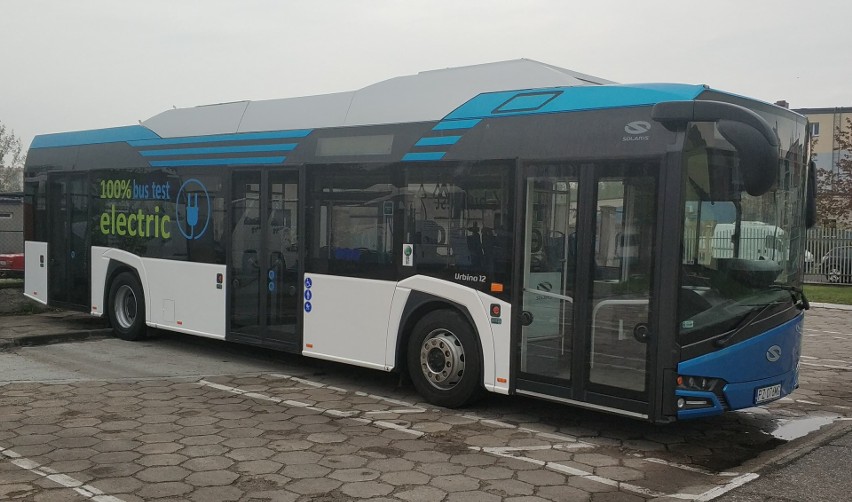 Elektryczny Solaris na ulicach Włocławka. Autobus będzie woził pasażerów na różnych liniach 