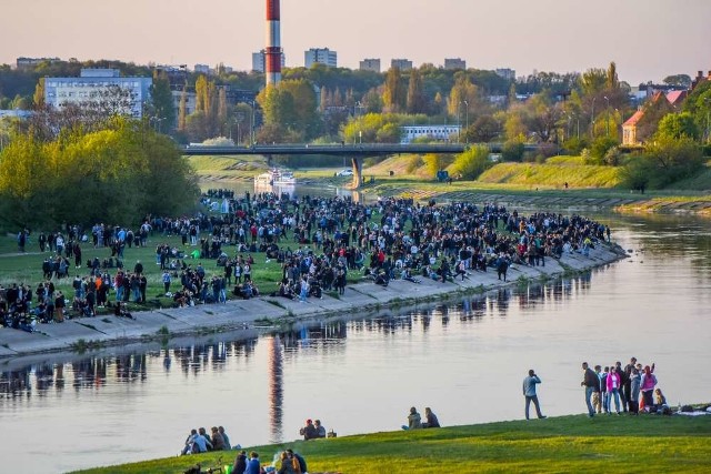 Odkąd brzegi Warty „się ucywilizowały”, coraz więcej osób przychodzi nad rzekę. W tym sezonie plaże miejskie odwiedziło ok. 100 tys. osób, a w wydarzeniach (warsztatach, koncertach) wzięło udział 5 tys. osób