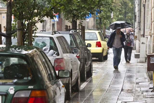 Do problemu ewentualnej podwyżki cen w strefie płatnego parkowania dochodzi także ograniczenie wjazdu do centrum miasta aut o napędzie spalinowym. Na zdjęciu - tłok aut na ul. Hetmańskiej w Śródmieściu.