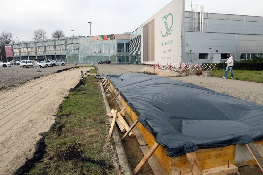 Ponad trzystu chętnych do pracy w szpitalu tymczasowym. Sprawdzamy postępy robót w Targach Lublin. Zobacz zdjęcia