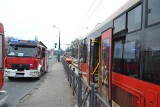Wypadek w Chorzowie na AKS. Tramwaj potrącił pieszego. Dwie osoby ranne. Ruch tramwajów wstrzymany