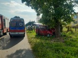 Groźny wypadek w Chobrzanach. Samochód uderzył w drzewo, kierowca zmarł w szpitalu