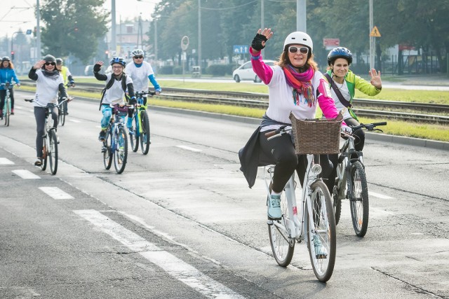 W sobotę, przed południem, studenci, wykładowcy i absolwenci Wyższej Szkoły Bankowej w Bydgoszczy wzięli udział w rajdzie rowerowym. Wystartowali na parkingu przy WSB i przejechali na Wyspę Młyńską. W ten spos&oacute;b uczcili 10-lecie uczelni.Zobacz r&oacute;wnież:Info z Polski, 28 września 2017&lt;iframe src=&quot;//get.x-link.pl/45846f45-bfdd-6e2b-6231-176101a63d6f,180c9520-4796-36d3-1323-92e404e65ded,embed.html&quot; width=&quot;640&quot; height=&quot;360&quot; frameborder=&quot;0&quot; webkitallowfullscreen=&quot;&quot; mozallowfullscreen=&quot;&quot; allowfullscreen=&quot;&quot;&gt;&lt;/iframe&gt;