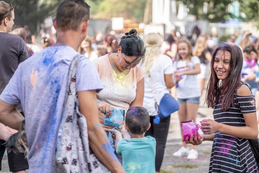 Holi Festiwal Kolorów odbywał się w sobotę, 17 sierpnia,...