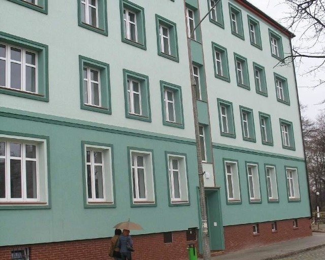 Apartamentowiec w GłogowieApartamentowiec nie kusi swoim wyglądem i położeniem. Obok przebiega brukowa ruchliwa ulica.