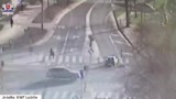 Potrącił pieszą na przejściu i odjechał… na zakupy (video) 